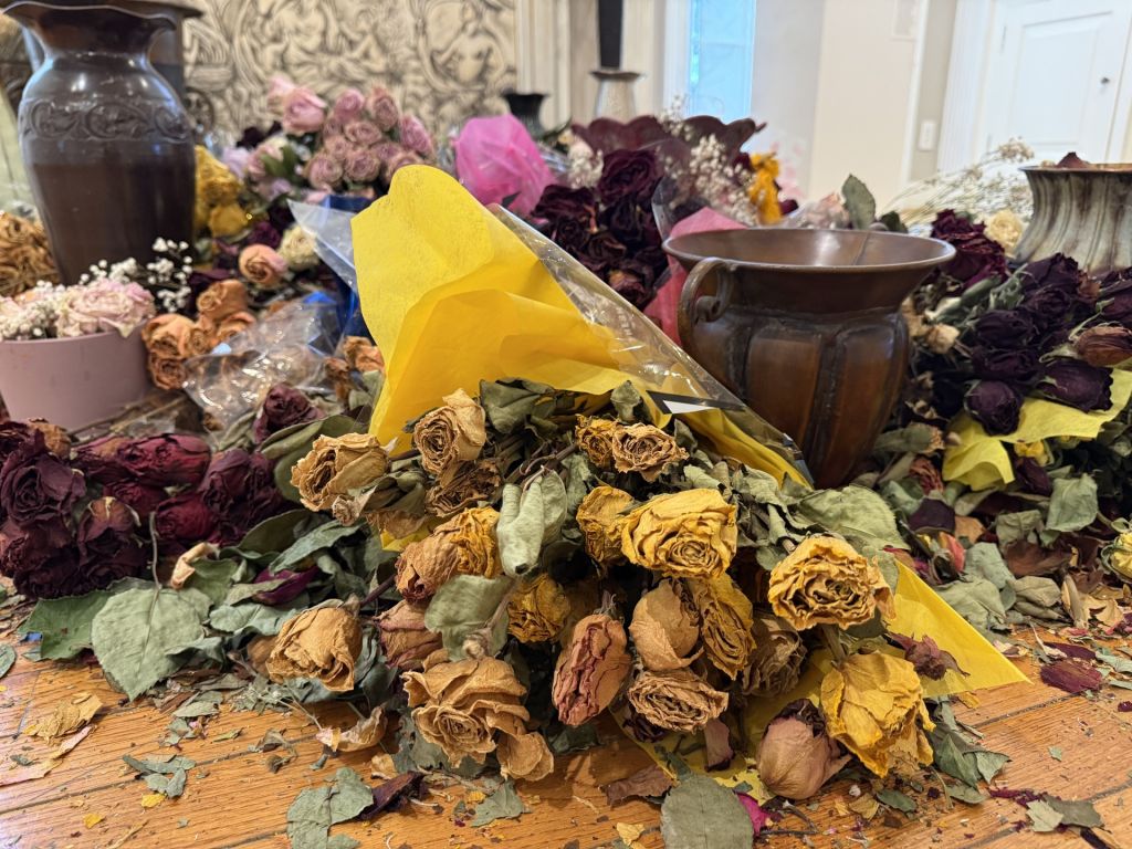 Altar de flores marchitas recuerda a víctimas de tiroteos masivos