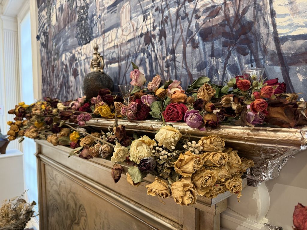 Altar de flores marchitas recuerda a víctimas de tiroteos masivos