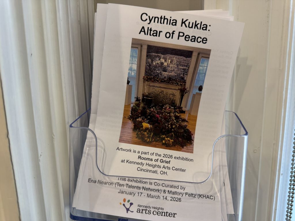 Altar de flores marchitas recuerda a víctimas de tiroteos masivos