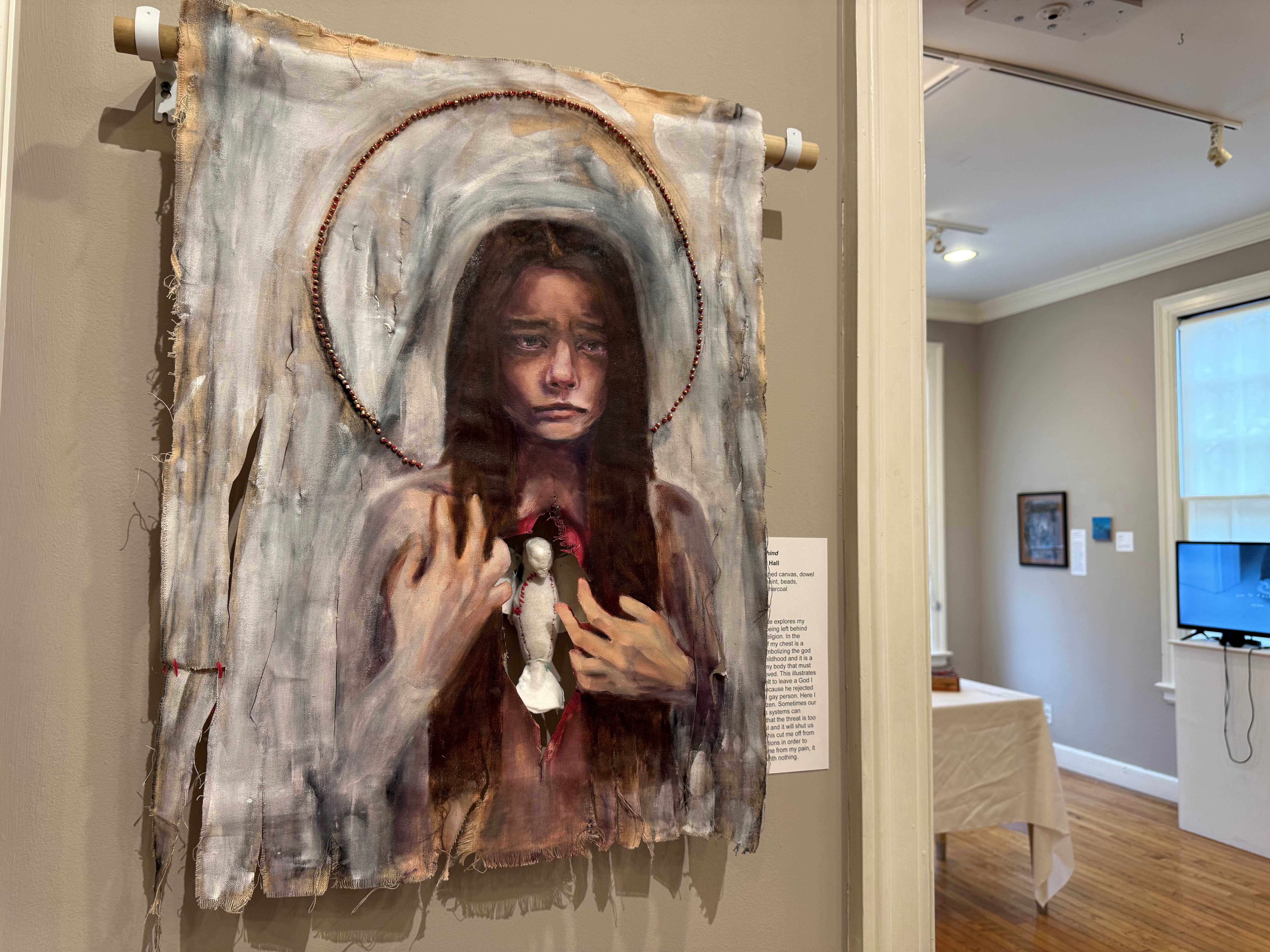 Centro de arte clausura exhibición “Rooms of Grief”