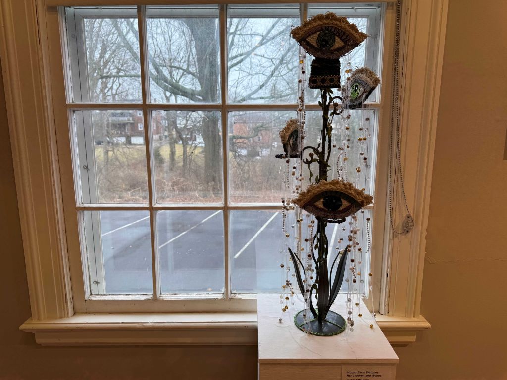 Centro de arte clausura exhibición “Rooms of Grief”