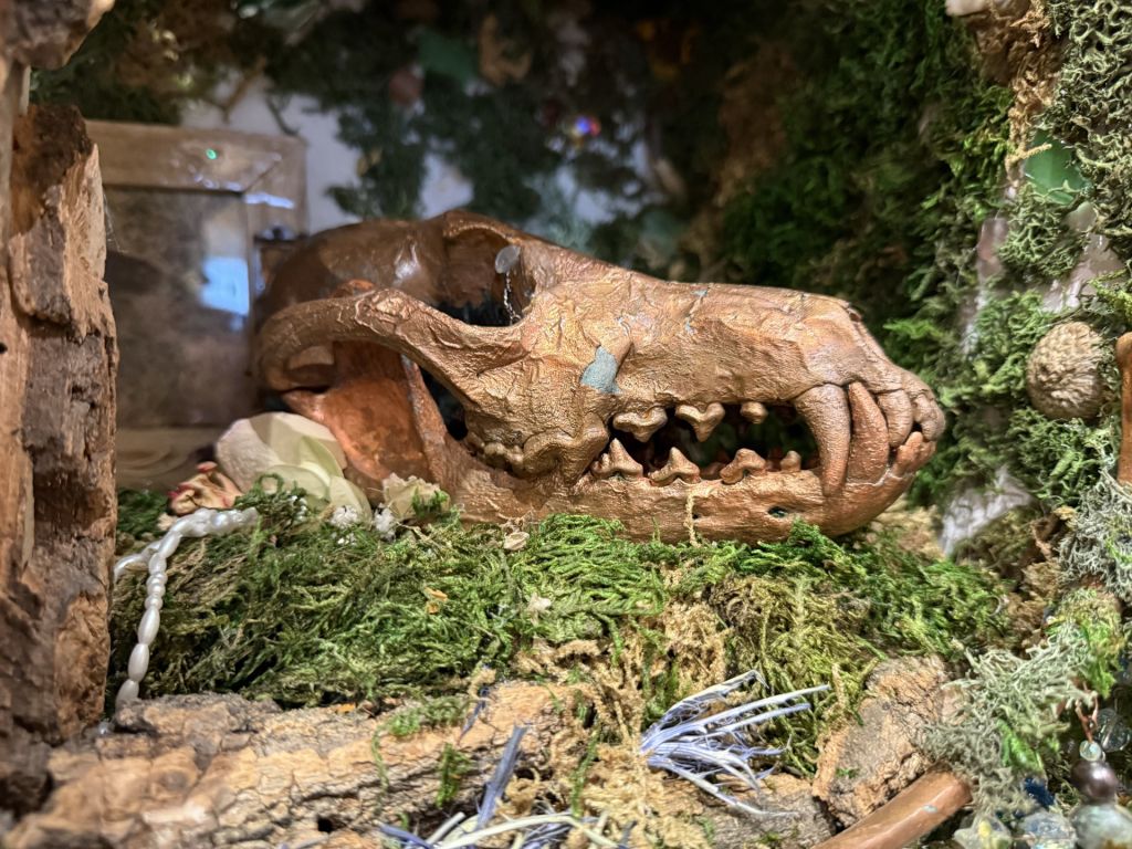 Centro de arte clausura exhibición “Rooms of Grief”