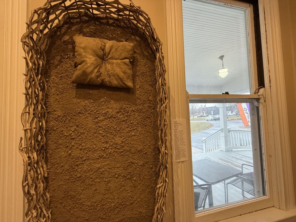 Centro de arte clausura exhibición “Rooms of Grief”