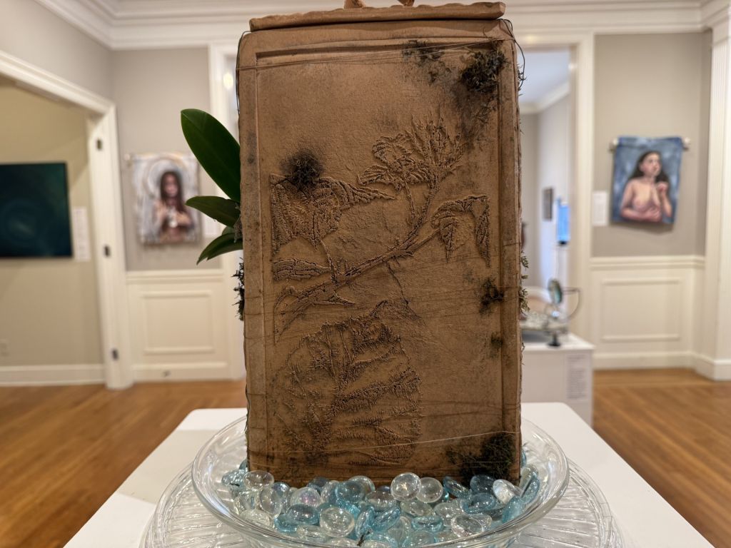 Centro de arte clausura exhibición “Rooms of Grief”