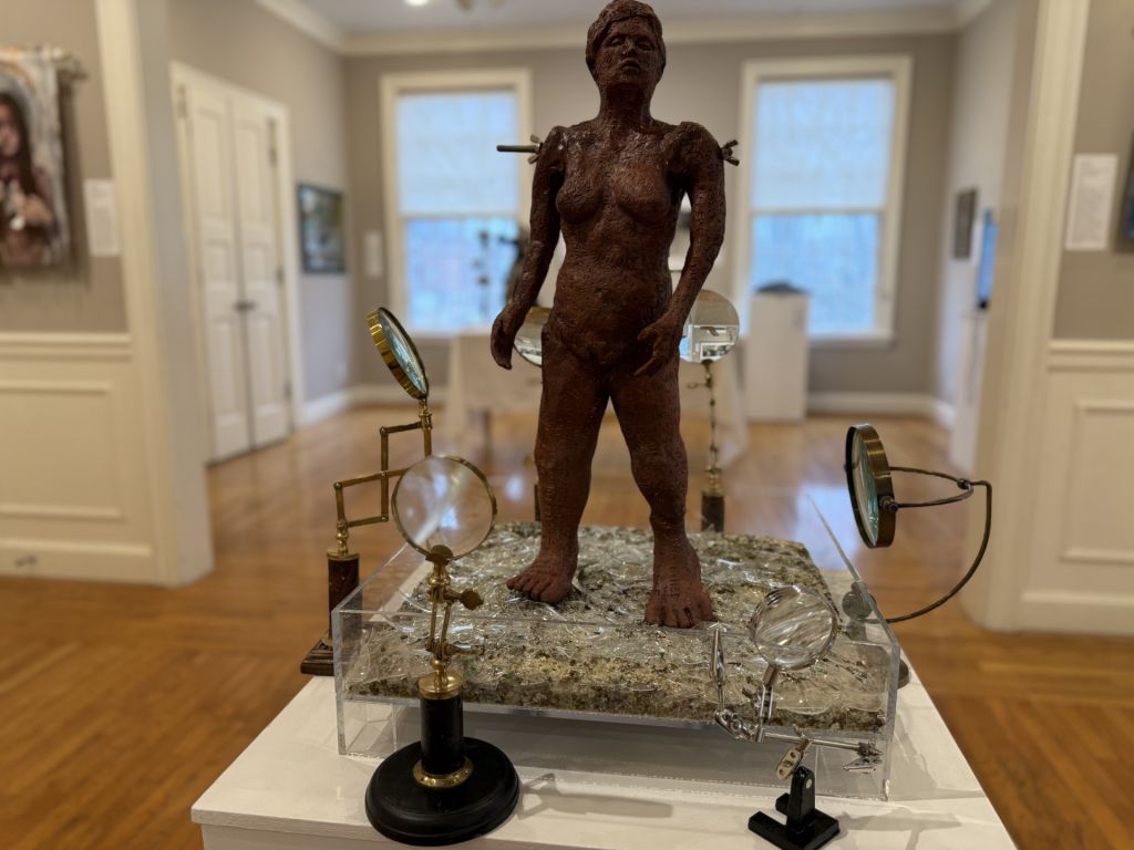 Centro de arte clausura exhibición “Rooms of Grief”