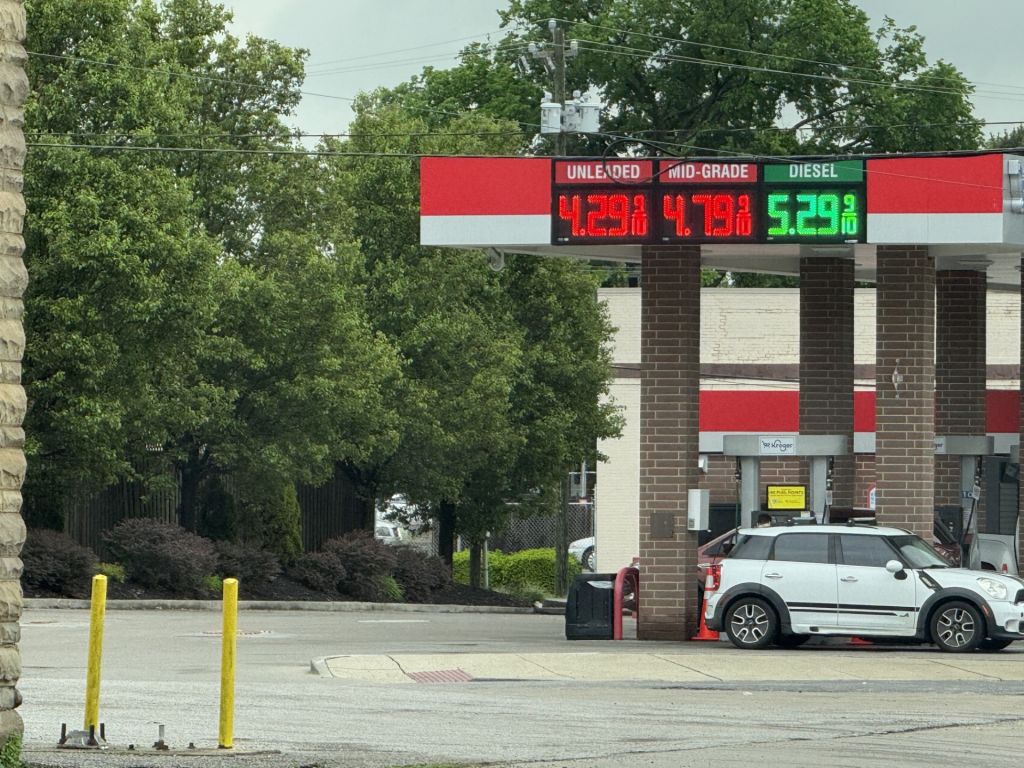 Anuncian plan de emergencia para frenar alza de gasolina