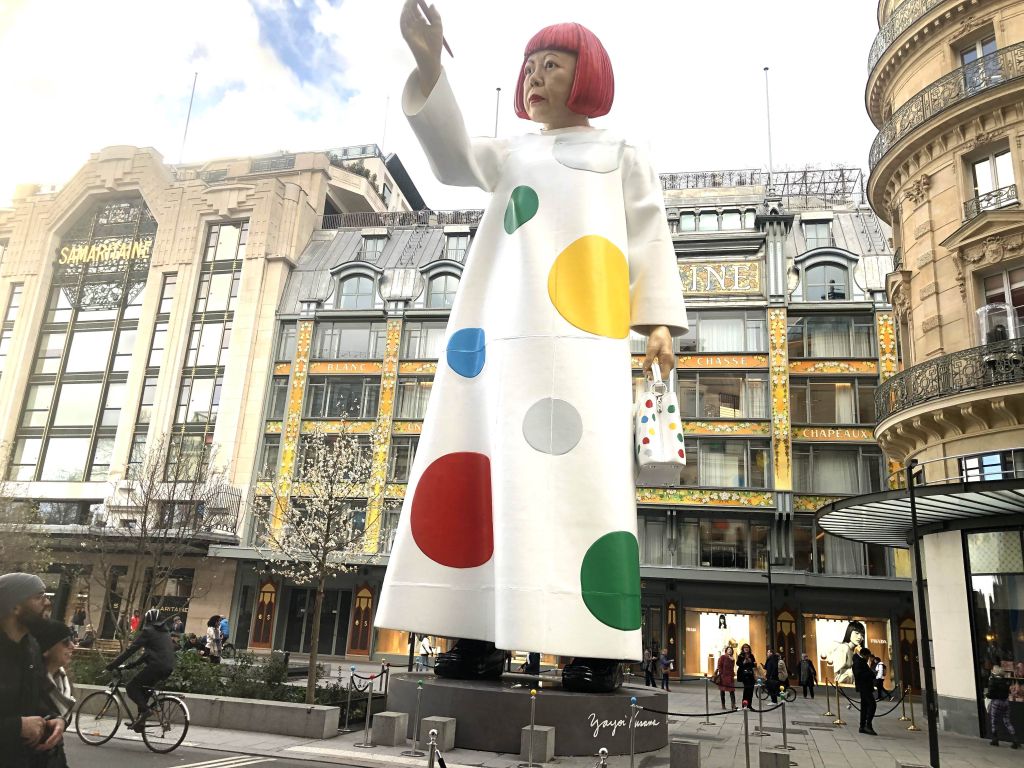 Obras de artista Yayoi Kusama se exponen en Cincinnati